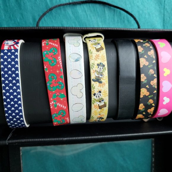 2/20$ Box of 7 disney themed bracelets imitation leather - Picture 1 of 8